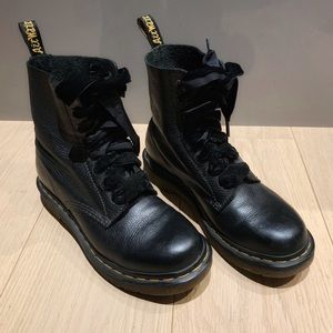 ⛓Dr. Martens⛓ Black Boots with velvet shoe laces Size 7/38
